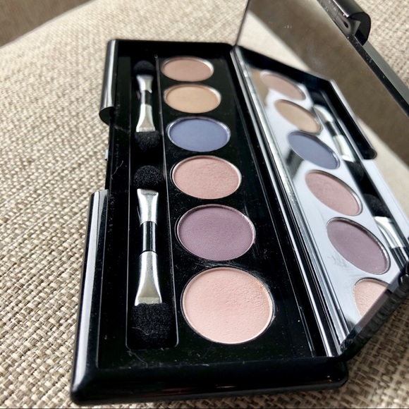 Makeover Essentials eye shadow compact - Picture 2 of 6